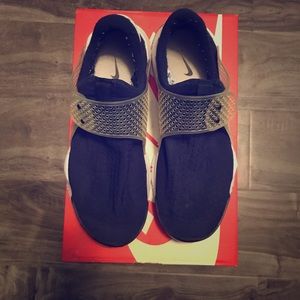 Men’s size 10 Nike Sock Dart Tennis shoes